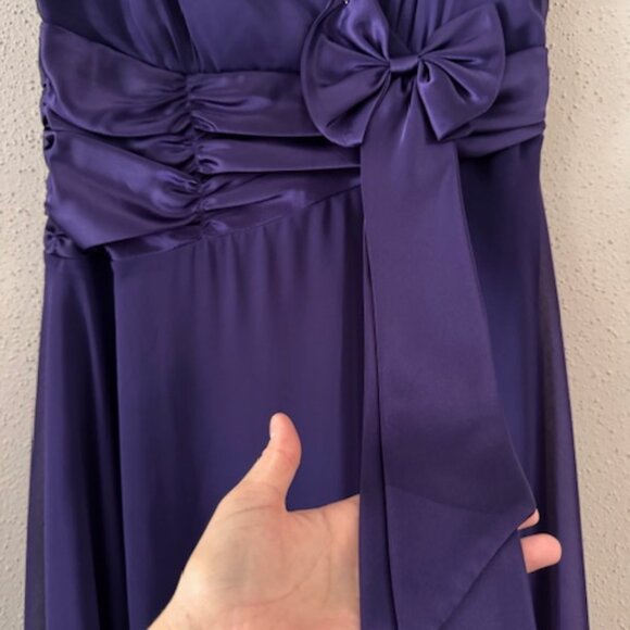 Vestido Morado Elegante con Lazo y Falda Fluida (Deep purple dress) - Picture 3 of 6